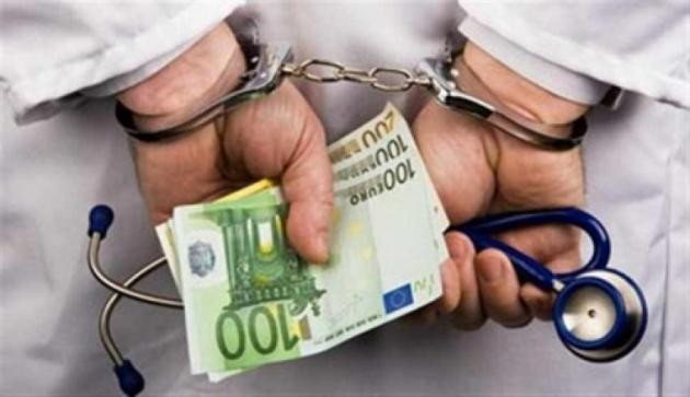 Γερή… μπάζα! Γιατρός δημόσιου νοσοκομείου ήθελε φακελάκι 400 ευρώ για χειρουργείο – Βρέθηκαν πάνω του άλλοι τρεις φάκελοι με 1.750 ευρώ